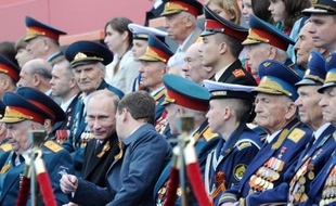 La Russie a commémoré mercredi la victoire de 1945 sur le régime nazi avec un défilé de 14.000 militaires et des dizaines de blindés et missiles stratégiques sur la place Rouge à Moscou, sous le regard du président Vladimir Poutine qui a pris ses fonctions lundi.