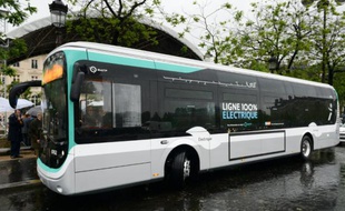 Le bus électrique place de l'Etoile à Paris, le 30 mai 2016