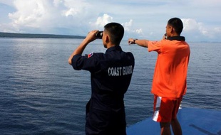 Au moins 17 personnes sont mortes, 573 ont été secourues et un nombre indéterminé ont disparu après le naufrage d'un ferry dans l'archipel des Philippines après une collision avec un cargo, ont annoncé samedi les autorités.