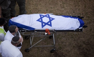 La dépouille de Naftali Frenkel avant son inhumation à Nof Ayalon, près de Modiin, en Israël, le 1er juillet 2014.