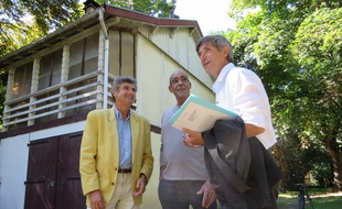 Jean-Michel Fabre avec les habitants des maisons éclusières du Bassin des filtres