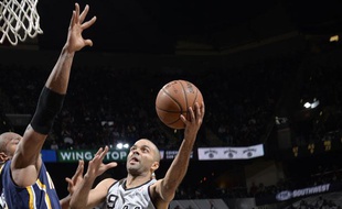 Le Français des San Antonio Spurs Tony Parker lors de la défaite de son équipe contre les Pacers d'Indiana, le 7 décembre 2013.