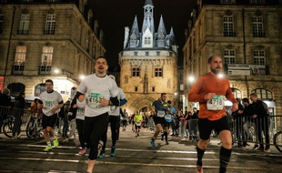 Des coureurs en plein marathon nocturne lors de l'édition du 9 avril 2016 à Bordeaux. / AFP PHOTO / Thibaud MORITZ