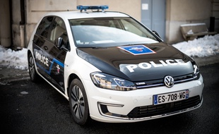 Voiture électrique avec le nouveau flocage de la police nationale. (Illustration)