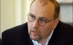 Le porte-parole du PS Julien Dray a demandé vendredi au président Jacques Chirac de "ne pas prendre le risque d'un drame" et de "trouver une porte de sortie honorable", au lendemain des manifestations anti-CPE qui ont parfois été émaillées de violences.