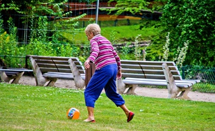 Mamie TFC ne sera pas obligée de jouer au foot. Illustration.