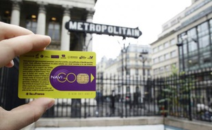 Un pass Navigo présenté à l'entrée d'une station de métro le 10 décembre 2014 à Paris