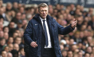 Le manager de Manchester United, Alex Ferguson (à g.), serrant la main de celui d'Everton, David Moyes (à dr.), le 24 avril 2012 à Manchester.