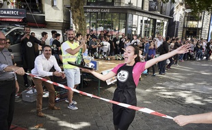Caroline, 26 ans, participe de nouveau à la course des garçons de café à Nantes