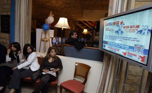 Des Libanaises regardent le résultat des élections américaines à l'ambassade des Etats-Unis, à Beyrouth, le 5 novembre 2008.