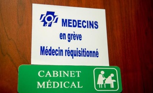 Pancarte annonçant la grève des médecins sur la porte d'un centre médical à Lille le 29 décembre 2014