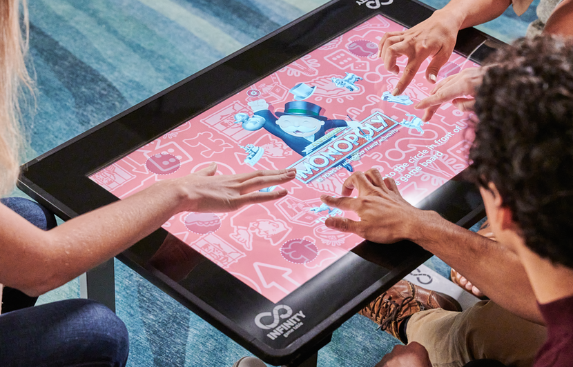 Infinity Un projet de table de salon tactile pour les jeux de société Hasbro