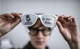 Ses lunettes branchées aux verres portant images, logos ou messages ont séduit des stars, de Lady Gaga aux Black Eyed Peas, et aujourd'hui des entreprises pour leur communication: avec un bac pro en poche et de la débrouille à revendre, Paul Morlet, à la tête de Lulu Frenchie à 22 ans, est un entrepreneur atypique.