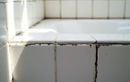 L’astuce méconnue pour dire adieu aux moisissures de salle de bain à l’aide d’un ingrédient que nous avons tous