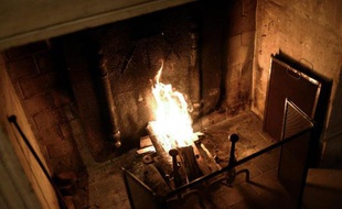 Un feu de cheminée dans un appartement parisien le 24 novembre 2014