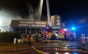Une quarantaine de pompiers sont intervenus pour éteindre l'incendie du restaurant à Rezé.