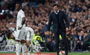 Le coach du Real Madrid Santiago Solari et son joueur Vinicius, lors de Real-Barça, le 2 mars 2019.