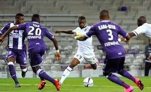 Le milieu offensif d'Angers Abdoul Camara sème le désordre dans la défense du TFC.