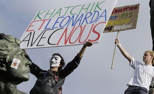 Un lycéen manifeste pour le retour des jeunes étrangers expulsés, le 17 octobre 2013.