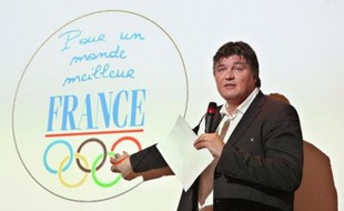 Le badge qu'entendent porter les sportifs français avant et pendant les jeux Olympiques de Pékin a pour but d'appeler "à un monde meilleur", via le respect des droits de l'Homme, mais aussi d'assurer la sérénité d'athlètes souvent las d'être sollicités sur la situation au Tibet.