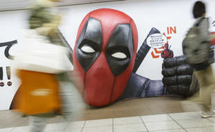 Une effigie du personnage du film «Deadpool 2» exposée dans le metro de Tokyo