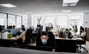 Des personnes portant un masque au bureau.