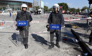 Les forces de police devant la gare centrale d'Ankara, lieu des explosions qui ont fait au moins 86 morts, ce samedi 10 octobre 2015.