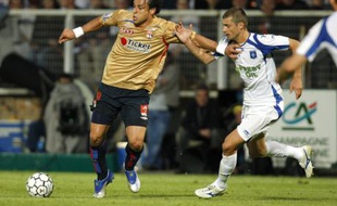 Le buteur de Lyon, Fred (à gauche), face à l'Auxerrois Tamas lors d'un match de ligue1 au stade de l'Abbé Deschamps le 17 mai 2008.