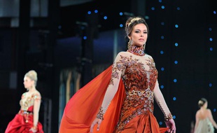 Marine Lorphelin, miss France 2013, lors d'un défilé pour le concours de Miss Monde, le 26 septembre 2013, à Bali (Indonésie).