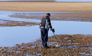 Un homme effectue des fouilles à l'aide d'un détecteur de métaux. (Photo d'illustration)