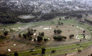 Un syndicat de l'Office national des forêts a ouvert un nouveau front judiciaire dans l'affaire de l'Hippodrome de Compiègne (Oise) en saisissant la justice administrative pour obliger Bercy à annuler cette vente controversée validée par l'ancien ministre Eric Woerth.
