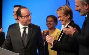 François Hollande, ici aux côtés de la maire de Rennes Nathalie Appéré, lors de la signature du programme de renouvellement urbain, le 16 février 2017.