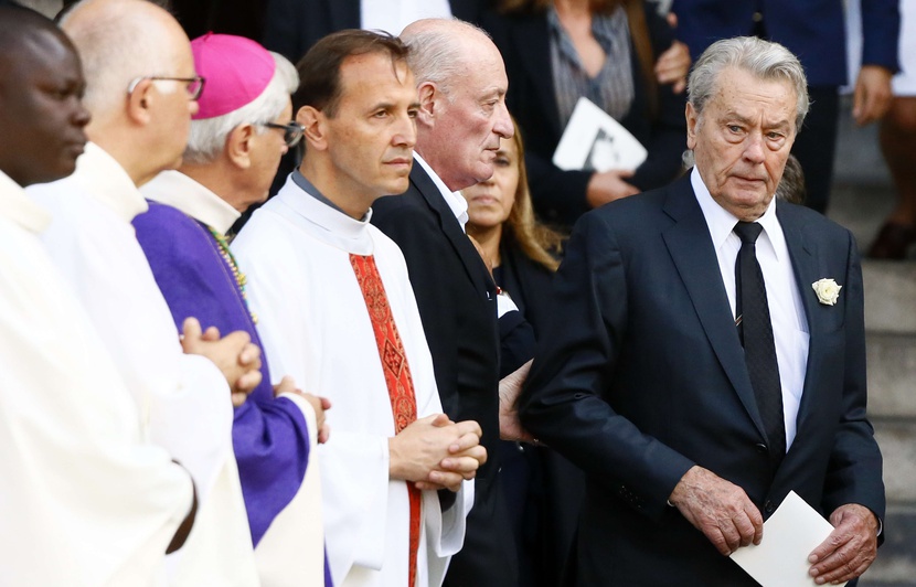 Apres Voir Perdu La Femme De Sa Vie Alain Delon Est Brise Par La Mort De Son Idole Robert Hirsch