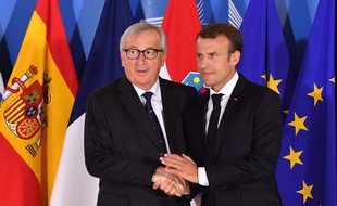 Le président de la Commission européenne Jean-Claude Juncker et le président français Emmanuel Macron lors d'un sommet informel à Bruxelles sur la question migratoire dimanche 24 juin 2018.