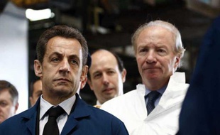 Nicolas Sarkozy et Brice Hortefeux, le 7 avril 2011, lors d'une visite de la fonderie Alcan, à Issoire, dans le Puy-de-Dôme.