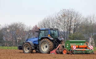 Illustration d'un tracteur en action dans un champ, ici près de Rennes.