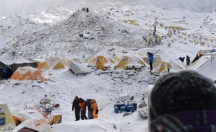 Les secouristes sur le camp de base de l'Everest après l'avalanche provoquée par le tremblement terre, le 26 avril 2015
