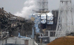 Vue des réacteurs deux et trois de la centrale japonaise de Fukushima, qui ont subi deux explosions, fournie le 16 mars par l'agence Jiji.