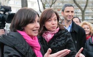 Anne Anne Hidalgo en campagne avec la candidate Catherine Baratti-Elbaz le 24 mars 2014 à Paris
