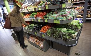 Une femme dans un supermarché à Paris (image d'illustration).