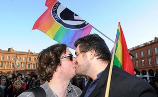 Le Parlement a adopté mardi, par un vote historique de l'Assemblée nationale, le projet de loi ouvrant le mariage et l'adoption aux couples homosexuels, devenant ainsi le 9e pays européen et le 14e dans le monde à adopter cette législation, malgré une ultime tentative des opposants pour perturber le vote.