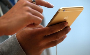 Un client teste un iPhone 6 dans un Apple Store.