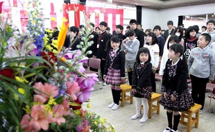 Le retour des écoliers de Kawauchi dans leur école, située près de la centrale de Fukushima, au Japon, a été marquée par une cérémonie officielle le 6 avril 2012.