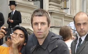 Liam Gallagher à la sortie de l'hôtel Corinthia.
