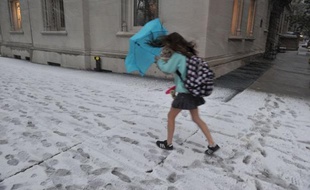 La première tempête hivernale de la saison a privé d'électricité des dizaines de milliers d'abonnés dans la région de New York déjà durement éprouvée par Sandy, alors que certains problèmes s'éternisent dix jours après l'ouragan.