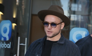 L'acteur Taron Egerton dans les rues de Londres