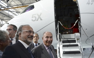 Olivier et Serge Dassault devant un Falcon 5X, en 2015.
