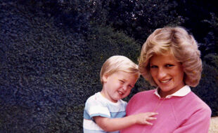 La princesse Lady Diana, enceinte du prince Harry, tenant le prince William dans ses bras
