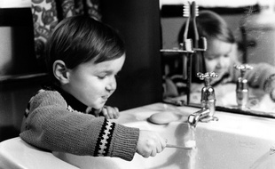 Pour pouvoir être bue au robinet, l'eau est purifiée et désinfectée.
