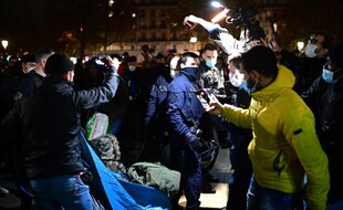 L'évacuation controversée de tentes de migrants par la police, filmée par des journalistes, avait fait polémique, le 23 novembre 2020 à Paris.